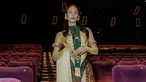 Aulia Sarah yang berperan sebagai hantu penari di film 'KKN di Desa Penari' tampil anggun dengan mengenakan busana khas Badarawuhi. Artis berusia 31 tahun itu memakai kebaya berwarna kuning emas dan selempang hijau tua. Penampilannya makin sempurna dengan perpaduan bawahan kain batik bercorak emas. (Liputan6.com/IG/@owliasarah)