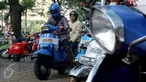 Penggemar vespa melaju di area Jakarta Mods Mayday 2017 di Parkir Timur Senayan, Jakarta, Sabtu (13/5). Jakarta Mods Mayday 2017 merupakan ajang berkumpulnya penggemar skuter Vespa. (Liputan6.com/Johan Tallo)