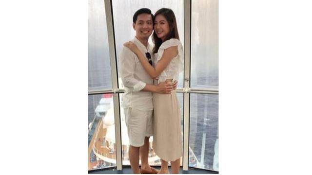 Cita Citata dan Roy Geurts saling bergandengan romantis saat berada di atas kapal.