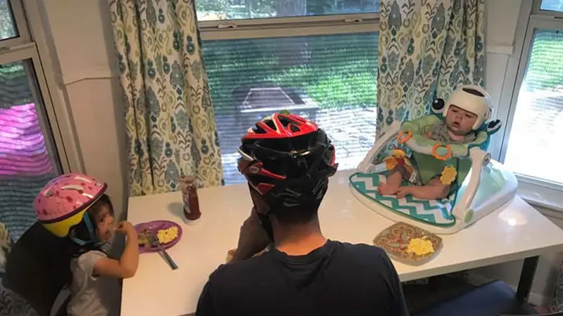 Satu Keluarga Rela Pakai Helm untuk Mendukung Sang Buah Hati