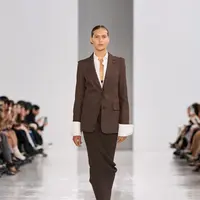 Max Mara kembali menghelat sebuah fashion show untuk koleksi SS25 di Milan Fashion Week. Mengambil tema Science and Magic, koleksinya menampilkan deretan gaya corporate aesthetic yang clean dan chic. [Dok/MaxMara].