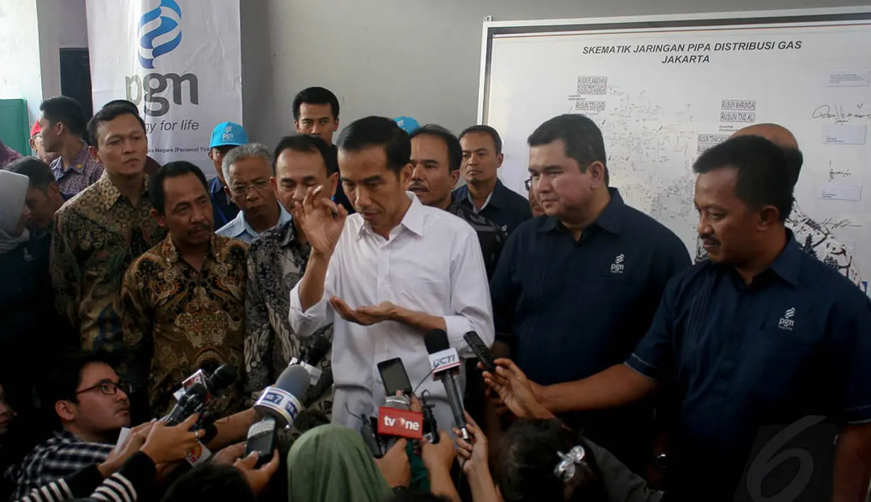 Jokowi saat memberikan keterangan pers usai acara peresmian penyaluran gas di Rusun Marunda, Jakarta, (25/9/14). (Liputan6.com/Faizal Fanani)  