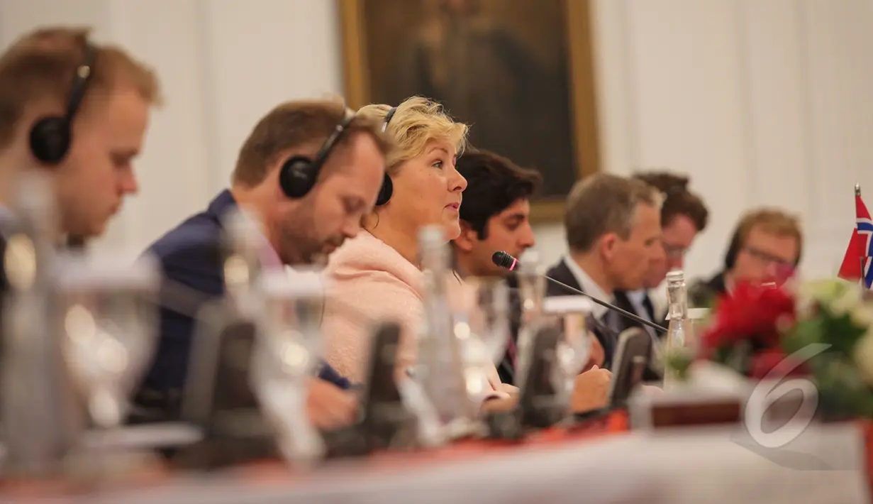 Perdana Menteri (PM) Norwegia, Erna Solberg saat berdiskusi dengan Presiden Joko Widodo di Istana Negara, Jakarta, Selasa (14/4/215). Kunjungan PM Norwegia Erna Solberg dalam rangka mempererat hubungan bilateral. (Liputan6.com/Faizal Fanani)