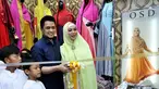 Oki Setiana Dewi dan suami bersama anak panti asuhan sebelum meresmikan gerai busana muslimnya, Jakarta, Selasa (13/1/2015). (Liputan6.com/Faisal R Syam)