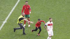 Kemenangan Portugal atas Turki pada laga Euro 2024 diwarnai dengan momen fans menerobos ke dalam lapangan untuk berfoto dengan Cristiano Ronaldo. (AFP/Kenzo Tribouillard)