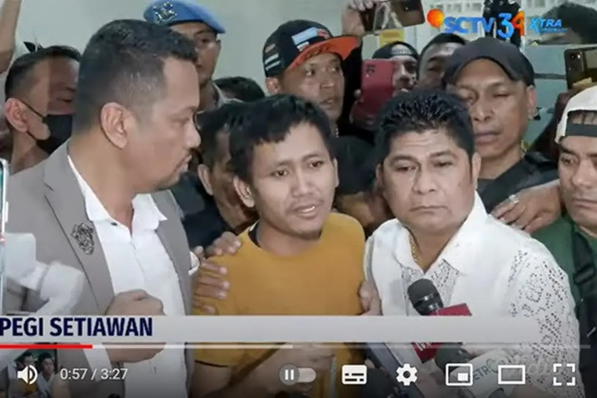 Pegi keluar dari Rutan Polda Jawa Barat pada Senin 8 Juli 2024 sekira pukul 21.39 WIB. Ia terlihat didampingi oleh keluarga dan sejumlah pengacaranya. (YouTube Liputan6)
