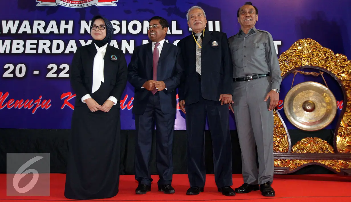 Ki-ka: Ketua OC Munas III LPM Eni Maulani Saragih, Ketum LPM Idrus Marham, Ketua SC Andin Ahza & Tenaga Ahli Ditjen Bina Pemerintahan Desa Kemendagri Suwandiono Winardi berfoto saat Munas III LPM di Jakarta, Selasa (20/12). (Liputan6.com/Johan Tallo)