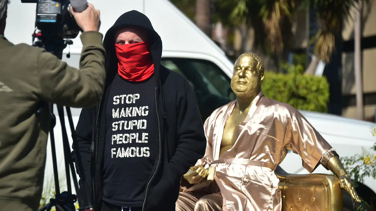 Patung Harvey Weinstein