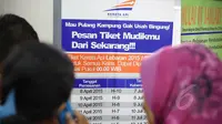Calon pemudik melihat papan pengumuman tanggal pemesanan tiket kereta di Stasiun Pasar Senen Jakarta, Senin (13/4/2015). PT KAI mulai menjual tiket kereta untuk keberangkatan H-10 lebaran melalui reservasi online maupun loket. (Liputan6.com/Faizal Fanani)