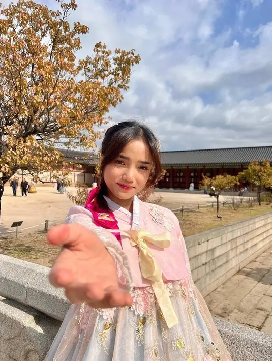 <p>Penampilan cantik Fuji ini punya berhasil mencuri perhatian orang. Tak sedikit yang menilai jika Fuji cocok pakai hanbok. [Foto: instagram.com/fuji_an]</p>