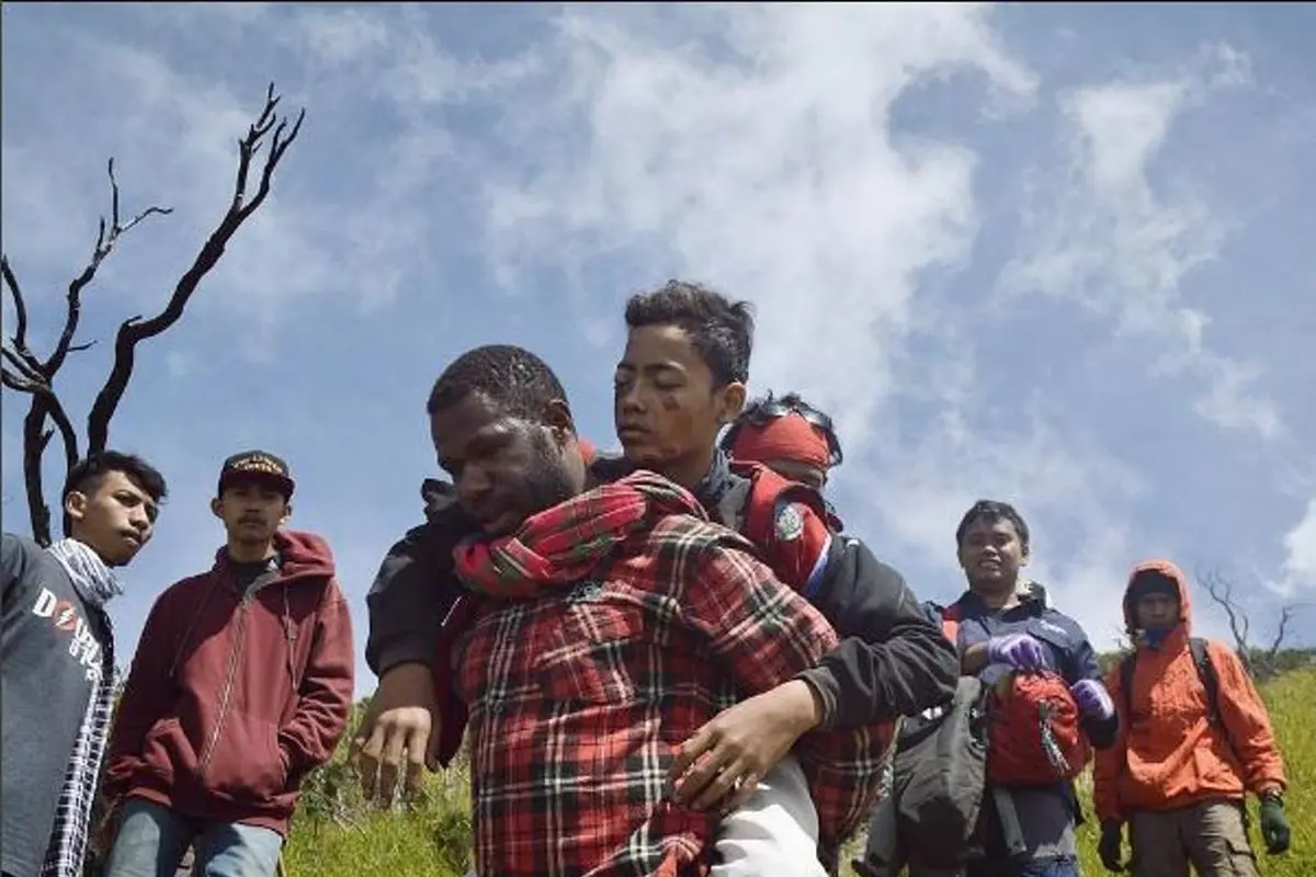 [Bintang] Ribuan Netizen Buru Pria Papua yang Ada dalam Foto Ini, Kenapa?