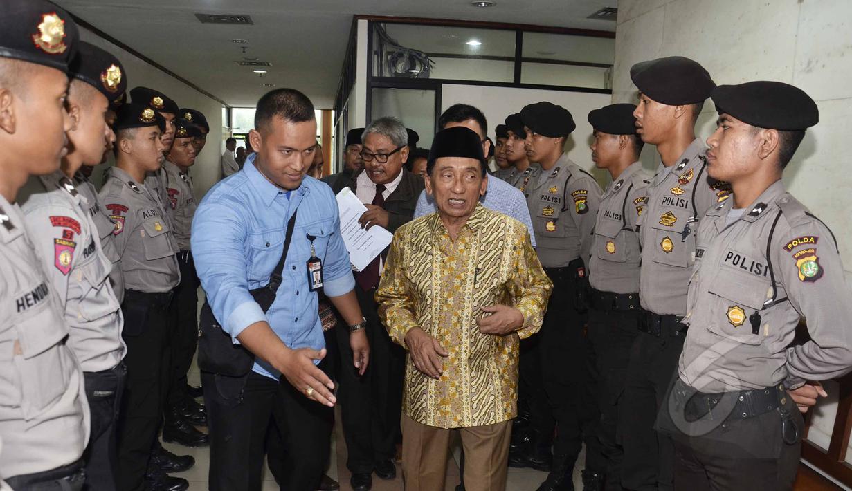 Fuad Amin Imron berjalan menuju ruang sidang dengan agenda eksepsi di Pengadilan Tipikor, Jakarta, Rabu (13/5/2015). Fuad terlibat kasus dugaan suap jual beli pasokan gas alam di Gresik dan Gili Timur, Bangkalan. (Liputan6.com/Helmi Afandi)
