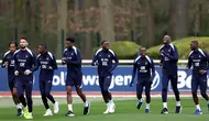 Para pemain Prancis berlari saat sesi latihan sebagai bagian dari persiapan tim untuk pertandingan sepak bola persahabatan di Clairefontaine-en-Yvelines pada 18 Maret 2024. (FRANCK FIFE/AFP)