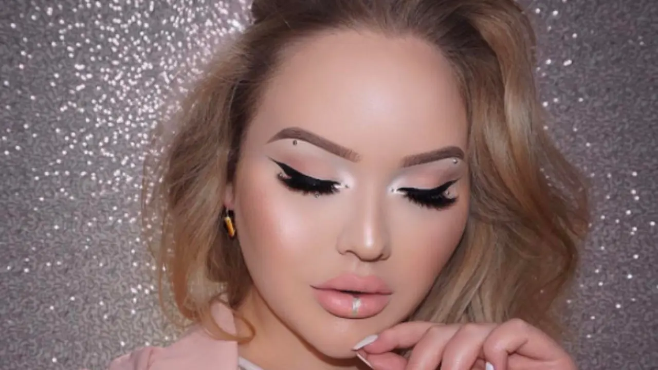 Nggak Hanya Hitam, Eyeliner Berwarna Juga Bikin Tampilan Hits