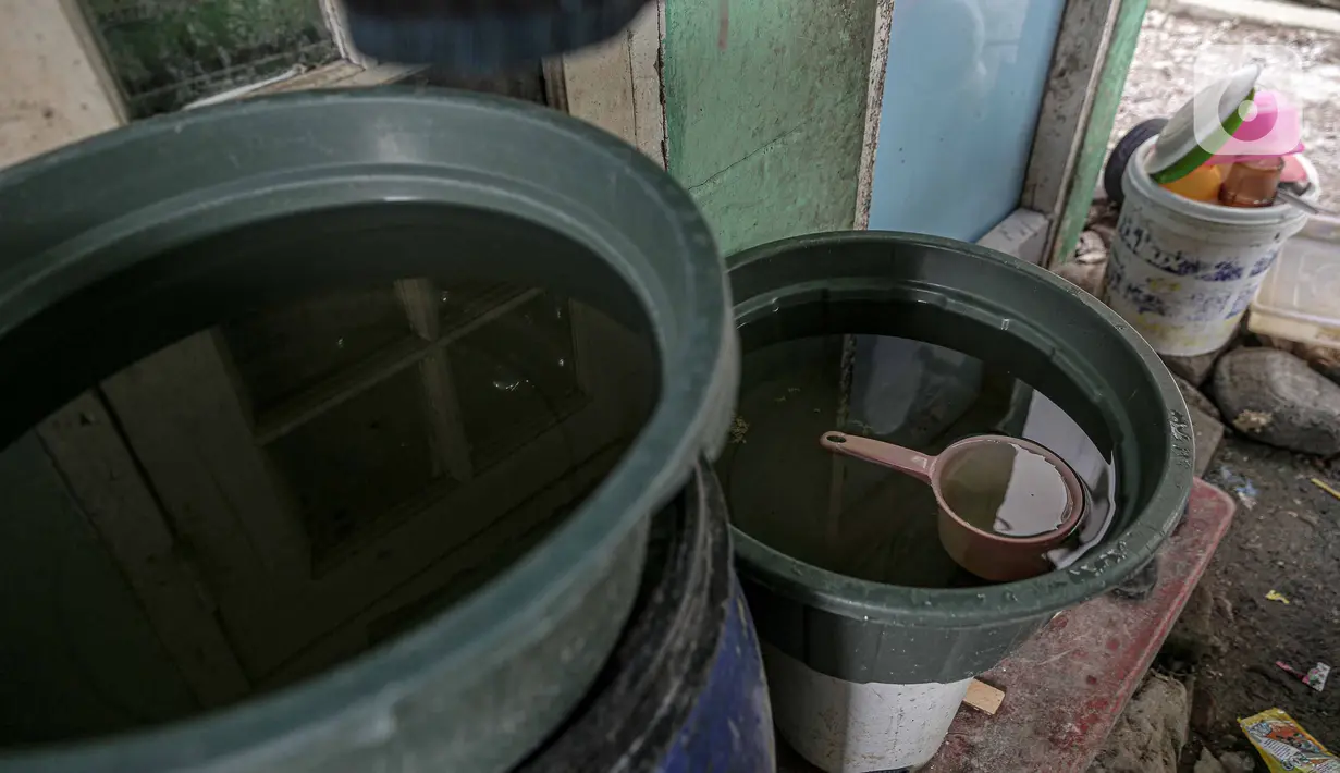 Kondisi Air tanah yang terisi di ember di kawasan Muara Angke, Jakarta, Sabtu (26/2/2022).  Warga Muara Angke mengaku harus membeli air untuk kebutuhan sehari-hari dengan harga Rp2.500,- per jeriken. diantaranya tinggal di Blok Limbah, Blok Eceng, dan Blok Empang. (Liputan6.com/Faizal Fanani)
