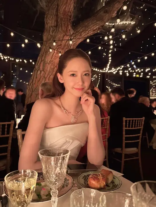 Berbagai aksesori mewah juga tampak menghiasi tubuhnya, seperti kalung dan gelang. [Foto: Instagram/yoona__lim]