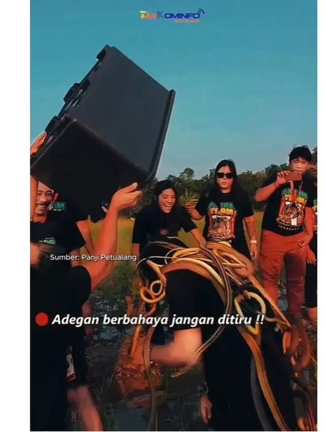 6 Potret Lucky Hakim Lepas Ribuan Ular ke Sawah, Bantu Petani Basmi Hama Tikus