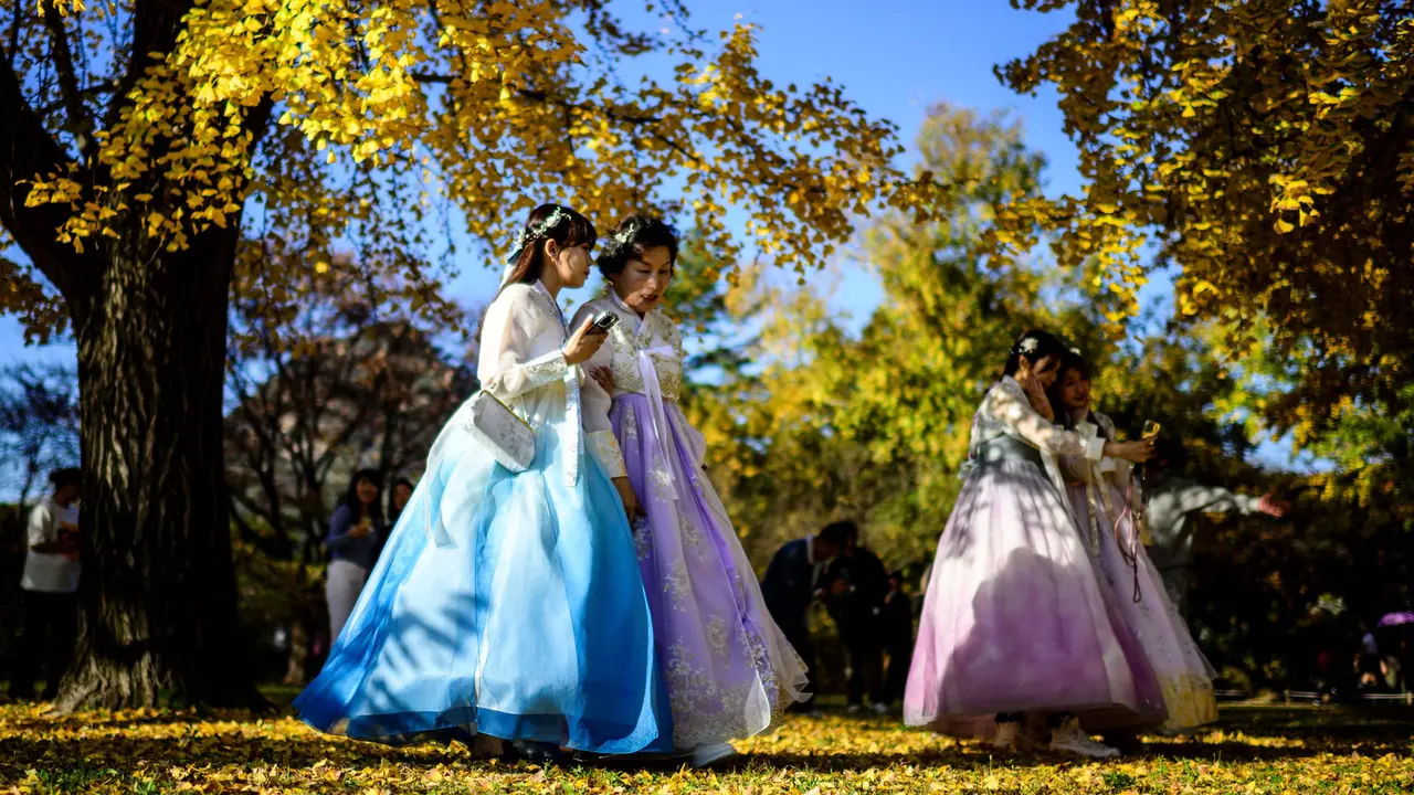 Sensasi Mengenakan Pakaian Tradisional Korea di Halaman Istana Gyeongbokgung