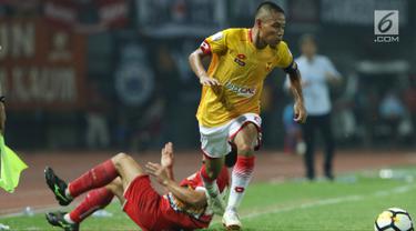 Pemain tengah Selangor FA, Evan Dimas Darmono melewati adangan bek Persija, Michael Orah saat laga persahabatan di Stadion Patriot Candrabhaga, Bekasi, Kamis (6/9). Persija kalah 1-2. (Liputan6.com/Helmi Fithriansyah)