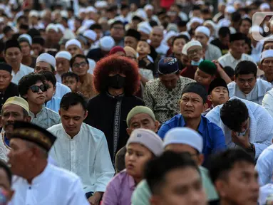 Umat Islam melaksanakan Sholat Idul Fitri 1444 H di Jalan Jatinegara Barat, Jakarta, Sabtu (22/4/2023). (Liputan6.com/Johan Tallo)