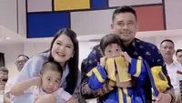 Kahiyang bersama Bobby tampak kompak hadir di wisuda anak pertamanya Sedah. Tak ketinggalan Al Nahyan Nasution pun hadir di momen penting sang kakak. @bobbynst
