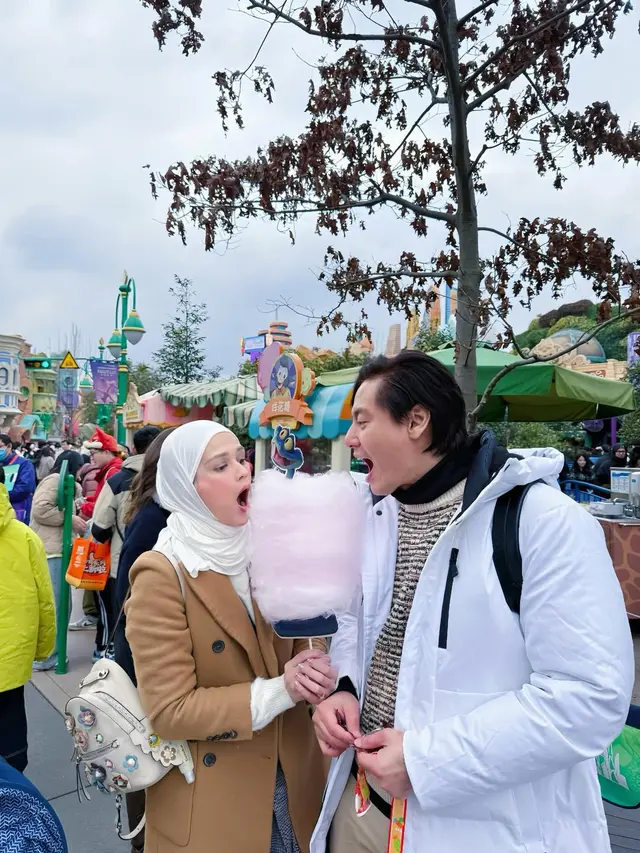 6 Potret Cut Meyriska dan Roger Danuarta Liburan ke Zootopia Land Shanghai