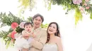Felicya Angelista dan Caesar Hito mengajak anak pertama mereka, Bible, menjalani maternity shoot