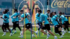 Para pemain Villarreal melakukan pemanasan saat mengikuti sesi latihan di tempat latihan Ciutat Esportiva Vila-Real di Vila-Real , Spanyol, Selasa (26/4/2022). Villarreal akan bertanding melawan wakil Inggris, Liverpool pada leg pertama semifinal Liga Champions di Stadion Anfield, Kamis (28/4/2022) dini hari WIB. (AFP/Jose Jordan)