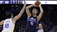 Pebasket Dallas Mavericks, Dirk Nowitzki, berusaha melewati pebasket Golden State Warriors, Omri Casspi, pada laga NBA di Oracle Arena, Oakland, Kamis (14/12/2017). Warriors menang 112-97 atas Mavericks. (AP/Marcio Sanchez)