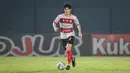 Madura United FC kembali menceoret beberapa pemain andalannya, salah satunya Kim Jin-sung. Pemain asal Korea Selatan tersebut dikabarkan akan segera merapat ke PS Barito Putera. (Bola.com/Bagaskara Lazuardi)