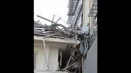 Reruntuhan plafon merusak sebagian atap gedung yang berada disamping blok G Balai Kota Jakarta, (28/8/2014). (Liputan6.com/Johan Tallo)