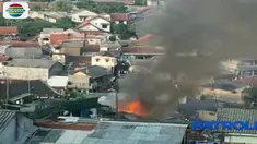 Api dengan cepat menjalar sejumlah rumah yang diduga akibat kompor yang menyala.