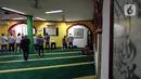 Umat muslim saat melakukan Sholat di masjid Lautze, kawasan Sawah Besar, Jakarta Pusat, Rabu (20/4/2022). Masjid Lautze berupa bangunan ruko dengan arsitektur etnis Tionghoa pertama yang ada di Jakarta yang dibangun oleh Haji Karim Oei pada tahun 1991. (Liputan6.com/Johan Tallo)