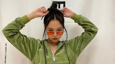 Menggunakan jaket berwarna hijau, Kim Jennie pun terlihat tetap menawan dengan messy buns serta kacamata orange. Bahkan, gaya sederhana member Blackpink ini banjir pujian netizen. (Liputan6.com/IG/@jennierubyjane)
