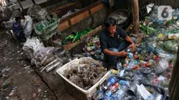 Karno memanfaatkan limbah sampah seperti botol minuman, kardus, besi, dan plastik bekas untuk dijual kembali ke pabrik pengelolahan daur ulang dengan harga per kilonya bervariatif tergantung barang bekas yang dijualnya. (Liputan6.com/Angga Yuniar)