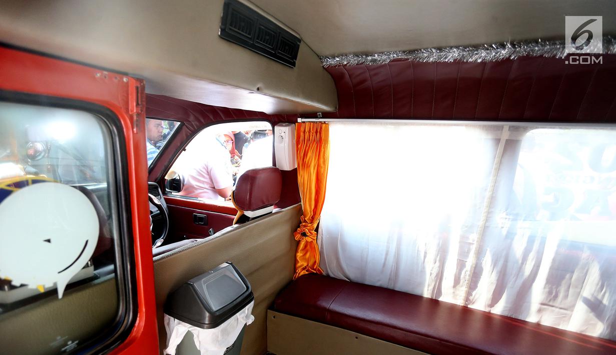 Tampak kondisi angkot ber AC yang resmi diluncurkan Menhub di Monas, Jakarta, Sabtu (1/7). Uber dan Go-Jek mendukung program pemerintah tingkatkan layanan transportasi umum dengan memfasilitasi pemasangan pendingin AC. (Liputan6.com)