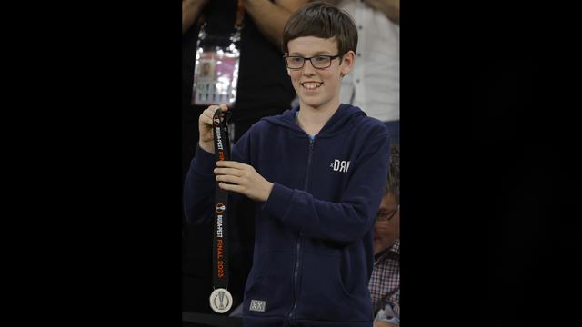 Foto: Detik-Detik Jose Mourinho Ikuti Gaya Bek Thailand, Lempar Medali ke Bangku Penonton