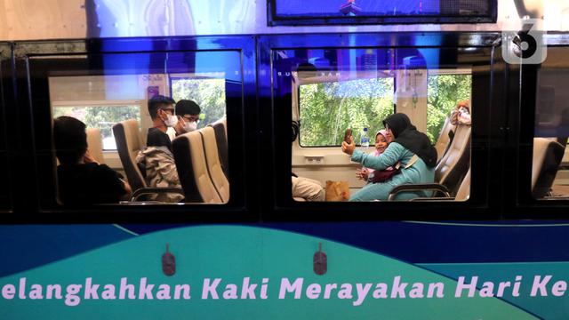 FOTO: Pemudik Mulai Padati Stasiun Gambir