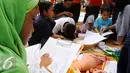 Sejumlah anak serius menyelesaikan lukisan dalam festival laut 2015 di taman Kridaloka,  Senayan, Jakarta, Sabtu (19/9/2015). Festival bertujuan untuk mengenalkan dunia laut Indonesia kepada masyarakat serta untuk menjaganya. (Liputan6.com/Angga Yuniar)