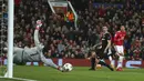 Kiper Sevilla, Sergio Rico, menghalau bola yang mengarah ke gawangnya saat pertandingan melawan Manchester United pada laga Liga Champions di Stadion Old Trafford, Selasa (13/3/2018). Manchester United takluk 1-2 dari Sevilla. (AP/Dave Thompson)