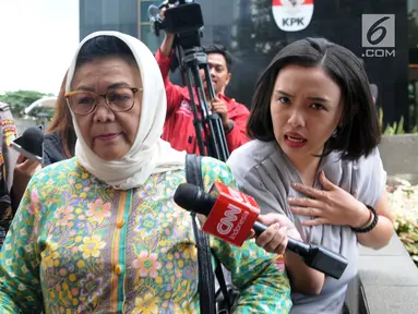 Mantan Sekretaris Direktur Jenderal Administrasi Kependudukan Kementerian Dalam Negeri, Triyuni Soemartono saat ditanya wartawan usai menjalani pemeriksaan  kasus E-KTP di gedung KPK, Jakarta, Jumat (1/2). (Merdeka.com/Dwi Narwoko)