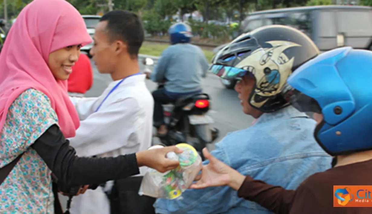 Citizen6, Surabaya: SMKF dan Sekesal Pusdikkes, Kobangdikal menggelar kegiatan sosial dengan membagikan takjil dan Zakat Fitrah ke yayasan yatim piatu dan yayasan panti jompo, Rabu,(15/8). (Pengirim: Penkobangdikal).