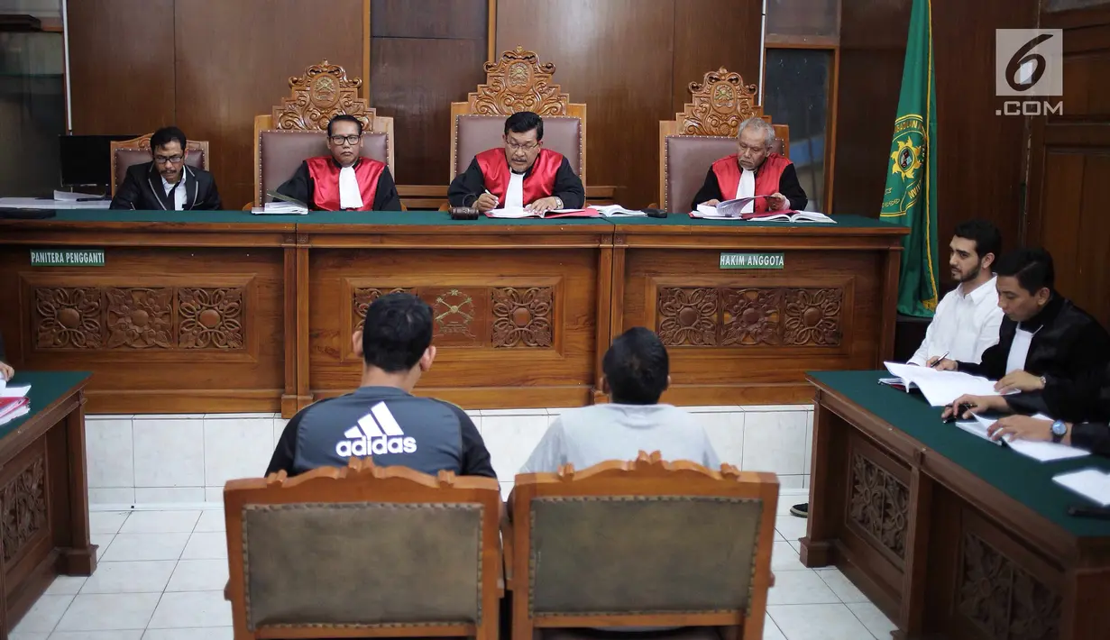 Aktor Fachri Albar (dua kanan) mendengarkan keterangan saksi dalam sidang lanjutan terkait narkoba di PN Jakarta Selatan, Kamis (24/5). Oleh jaksa, Fachri dikenakan dakwaan primer dan subsider. (Liputan6.com/Faizal Fanani