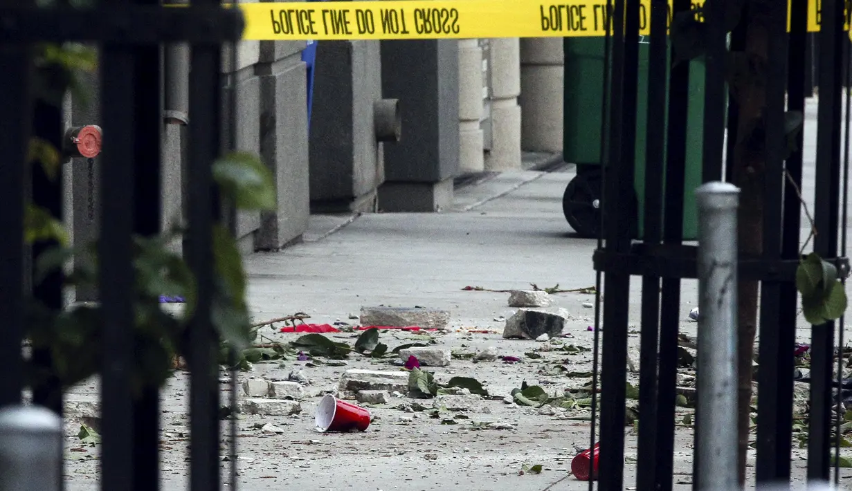 Puing-puing reruntuhan balkon terlihat di dekat troator, di California, AS, 16 Juni 2015. Enam mahasiswa dikabarkan terjatuh dan tewas akibat balkon di lantai 4 sebuah apartemen runtuh. (REUTERS/Elia Nouvelage)
