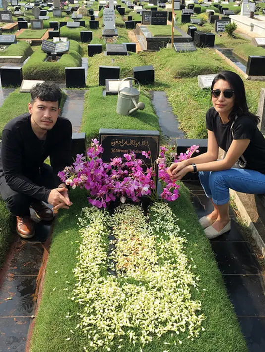 Bersama Raiden, Tyas yang duduk di samping pusara ayahandanya memohon doa agar pernikahannya nanti berlangsung dengan lancar. Hal ini juga diungkapkannya lewat caption foto di akun Instagramnya. (Instagram/tyasmirasih)