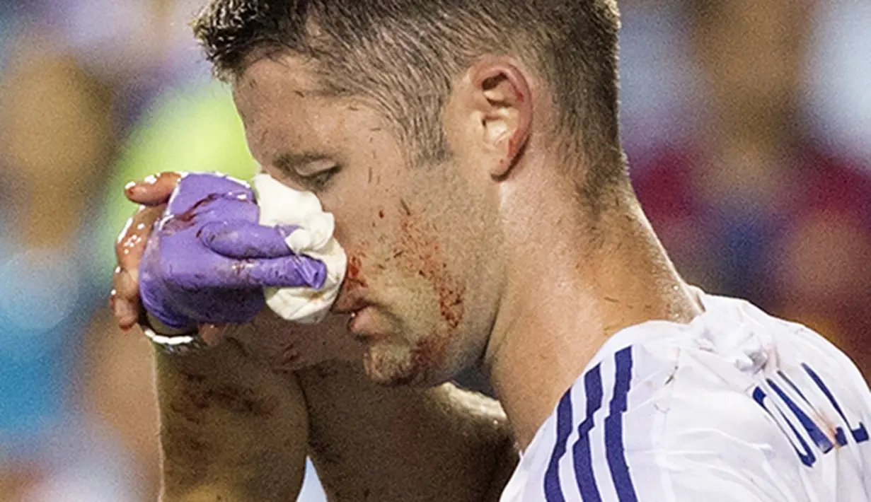 Pemain Chelsea Gary Cahill mendapatkan pengobatan dari tim medis akibat terluka karena duel udara saat mencetak gol pada Laga International Champions Cup di FedEx Field, AS, Rabu (29/7/2015) pagi WIB. (EPA/Michael Reynolds) 