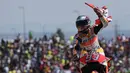 Pebalap Repsol Honda, Marc Marquez, merayakan kemenangan pada GP Aragon di Sirkuit Motorland, Alcaniz, Minggu (24/9/2017). Marquez berhasil finis tercepat dengan waktu 42 menit 6,819 detik. (AFP/Javier Soriano)