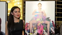 Vicky Shu narsis di samping foto dirinya saat hadiri pameran tunggal Jerry Aurum, Senayan City, Jakarta, Rabu (17/9/2014) (Liputan6.com/Panji Diksana)