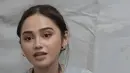 Tampak ia pun mengenakan lanyard Pestapora. Melengkapi tampilannya dengan anting-anting keemasan. Wajah dipoles makeup natural dan rambutnya dikuncir asal-asalan. [@maiaestiantyreal]