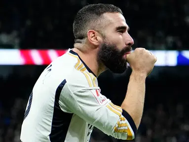 Pemain Real Madrid Dani Carvajal melakukan selebrasi usai mencetak gol ke gawang Valencia pada pertandingan sepak bola Liga Spanyol di Stadion Santiago Bernabeu, Madrid, Spanyol, Sabtu (11/11/2023). (AP Photo/Jose Breton)